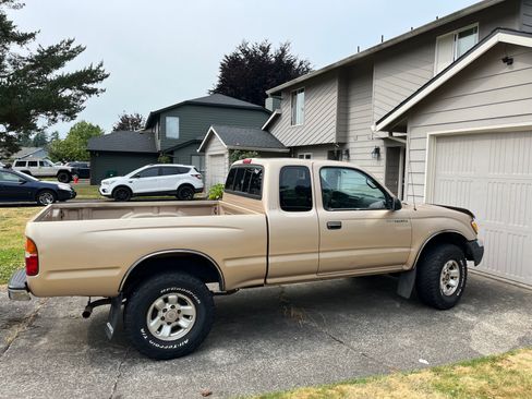 Used 2000 Toyota Tacoma Pickup image 1