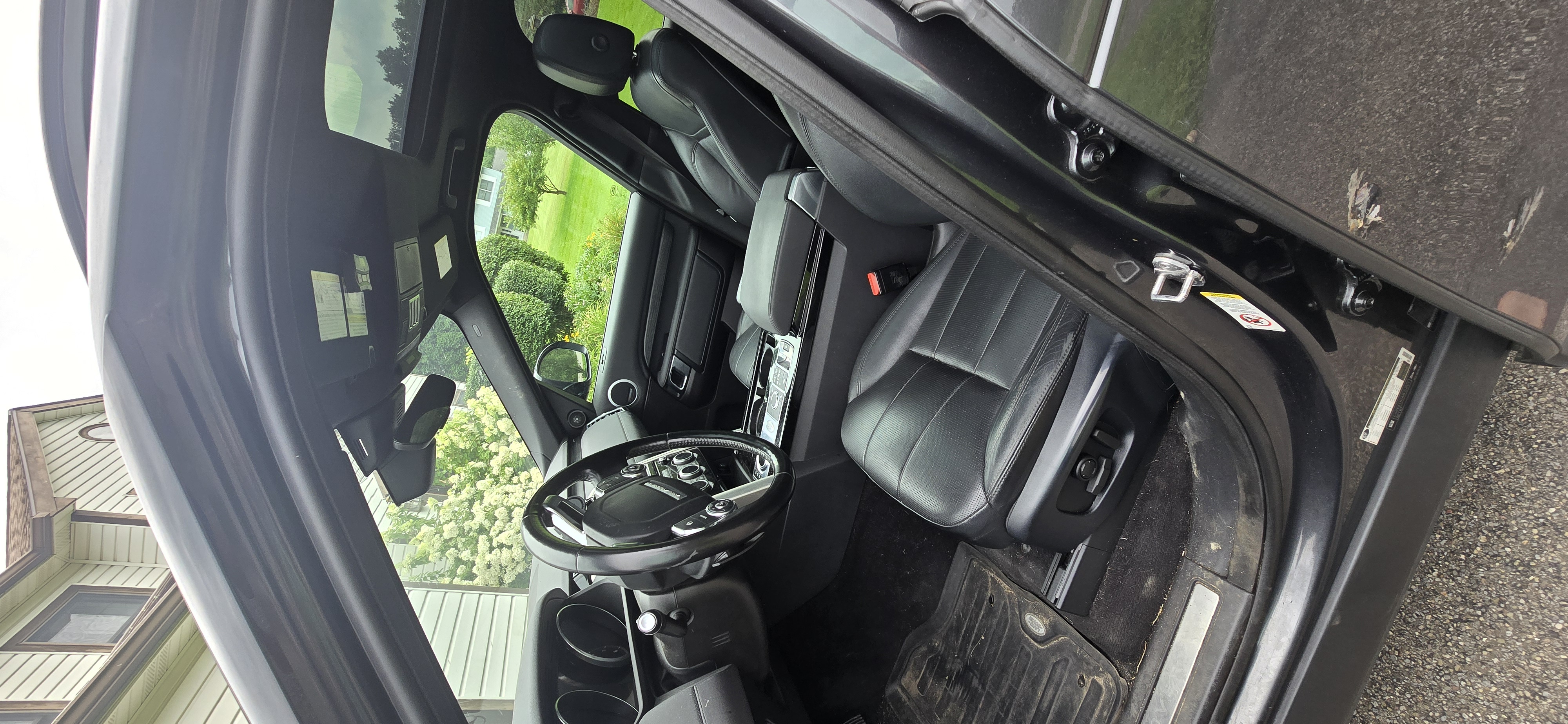 Used 2017 Land Rover Discovery HSE AWD/4WD image 9