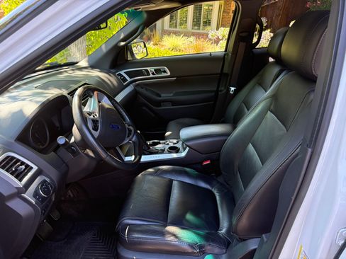 Used 2015 Ford Explorer XLT w/ Equipment Group 202A FWD image 8