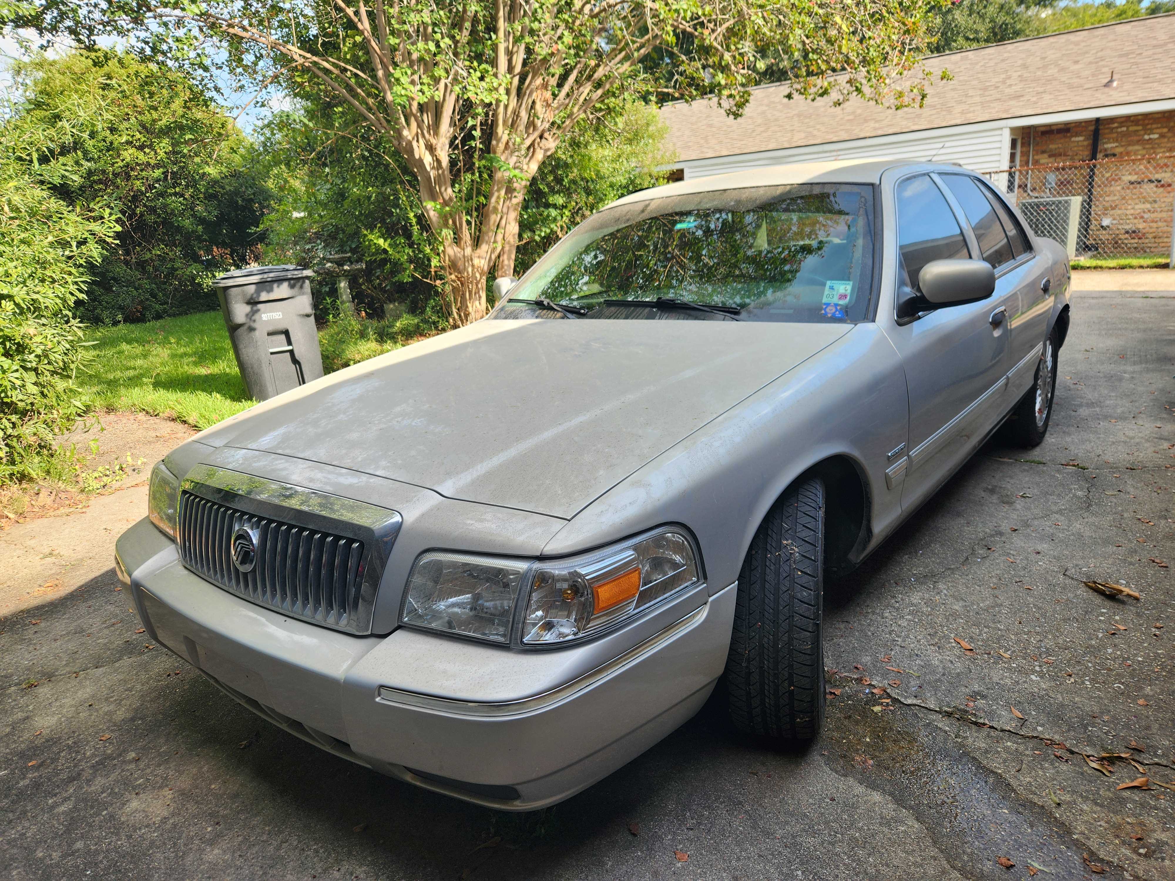 Used 2010 Mercury Grand Marquis LS RWD image 1