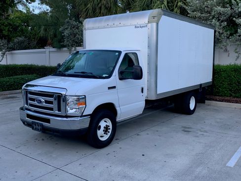 Used 2017 Ford E-350 and Econoline 350 Super Duty w/ Power Windows & Locks Group image 2