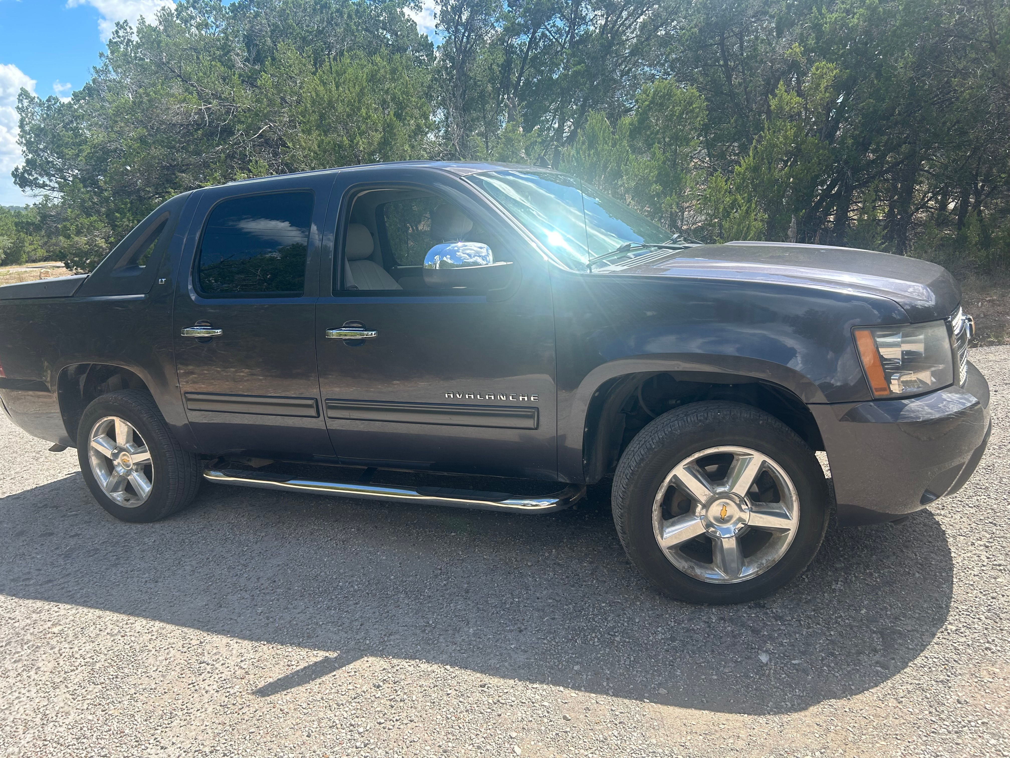 Used 2010 Chevrolet Avalanche LT w/ Luxury Package AWD/4WD image 4