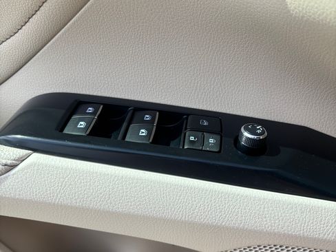Used 2018 Toyota Camry XLE FWD image 15