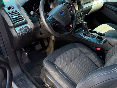 Used 2016 Ford Explorer XLT w/ Equipment Group 201A image 4