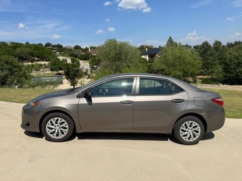 Used 2017 Toyota Corolla LE image 9
