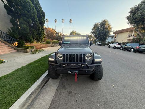 Used 2021 Jeep Gladiator Sport image 5