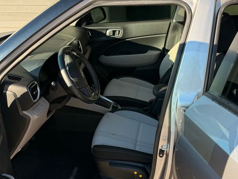 Used 2024 Hyundai Venue SEL image 5