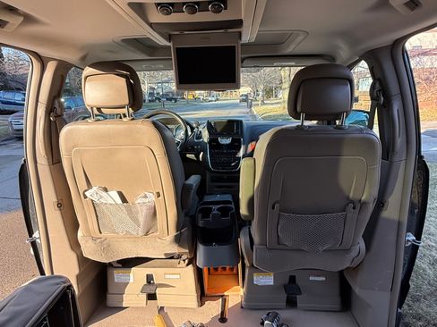 Used 2013 Chrysler Town & Country Touring-L w/ Driver Convenience Group image 10