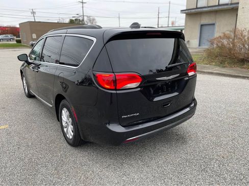 Used 2017 Chrysler Pacifica Touring-L image 5