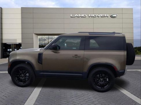 Used 2023 Land Rover Defender 90 SE image 2