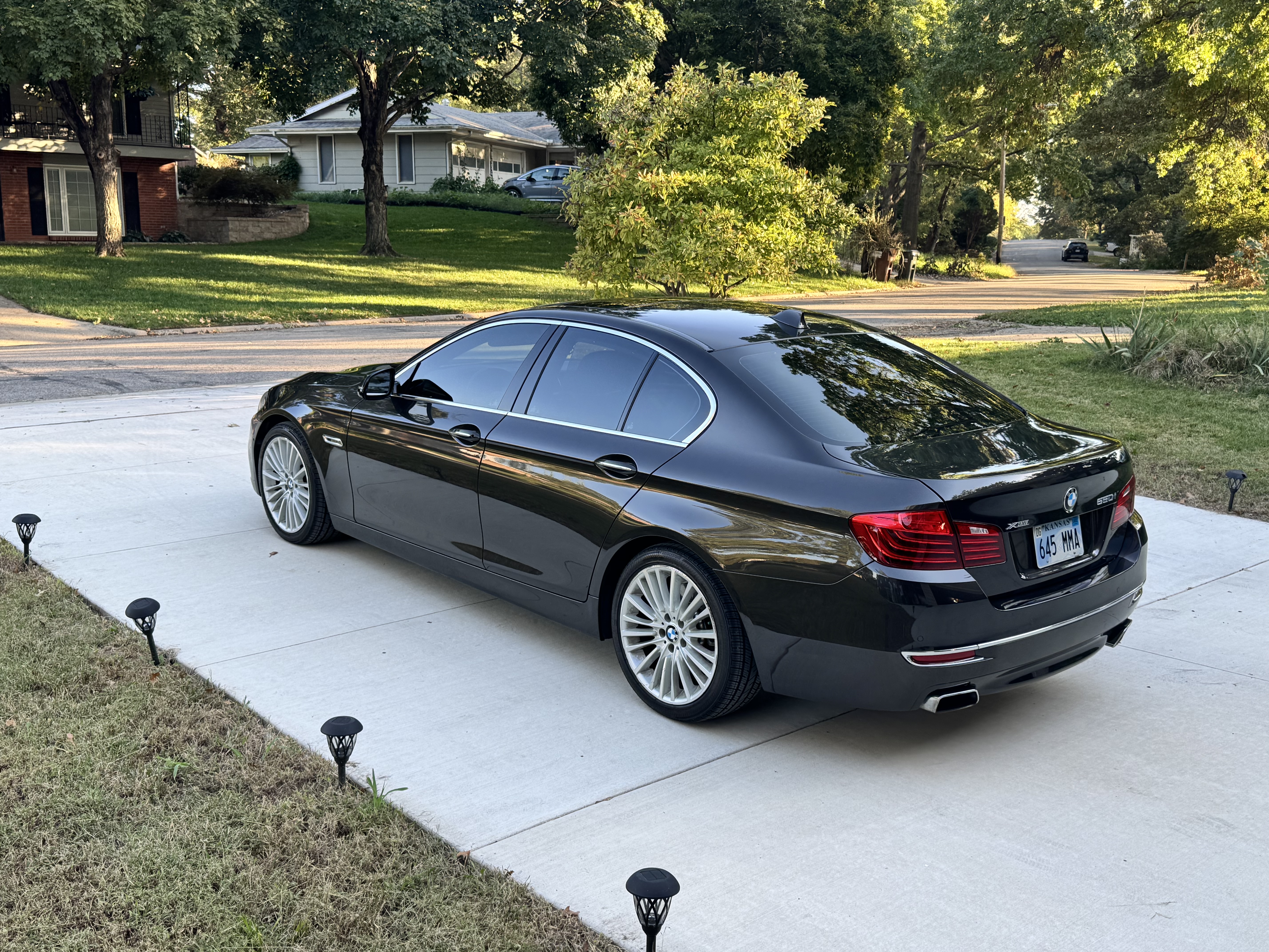 Used 2016 BMW 550i xDrive Sedan AWD/4WD image 2