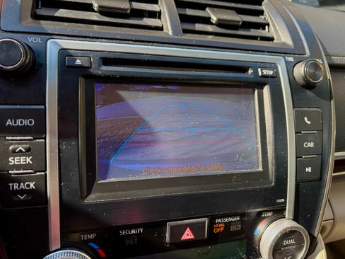 Used 2013 Toyota Camry XLE w/ Leather Pkg image 17