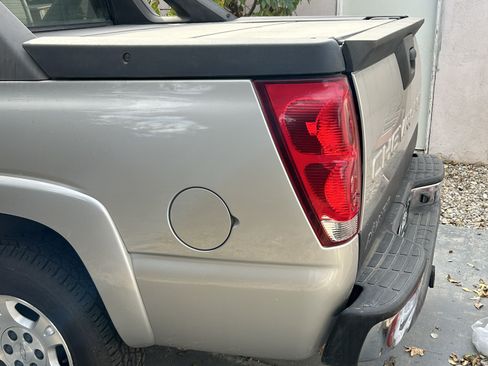 Used 2005 Chevrolet Avalanche Z66 w/ Sun And Sound Package image 8