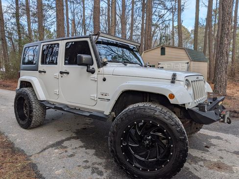 Used 2018 Jeep Wrangler Unlimited Sahara image 1