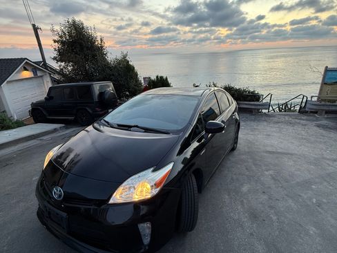 Used 2015 Toyota Prius Four image 1