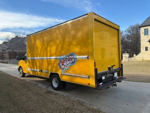 Used 2018 GMC Savana 3500 Extended w/ Driver Convenience Package image 9