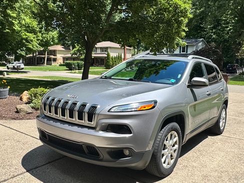 Used 2016 Jeep Cherokee Latitude w/ Comfort/Convenience Group AWD/4WD image 2
