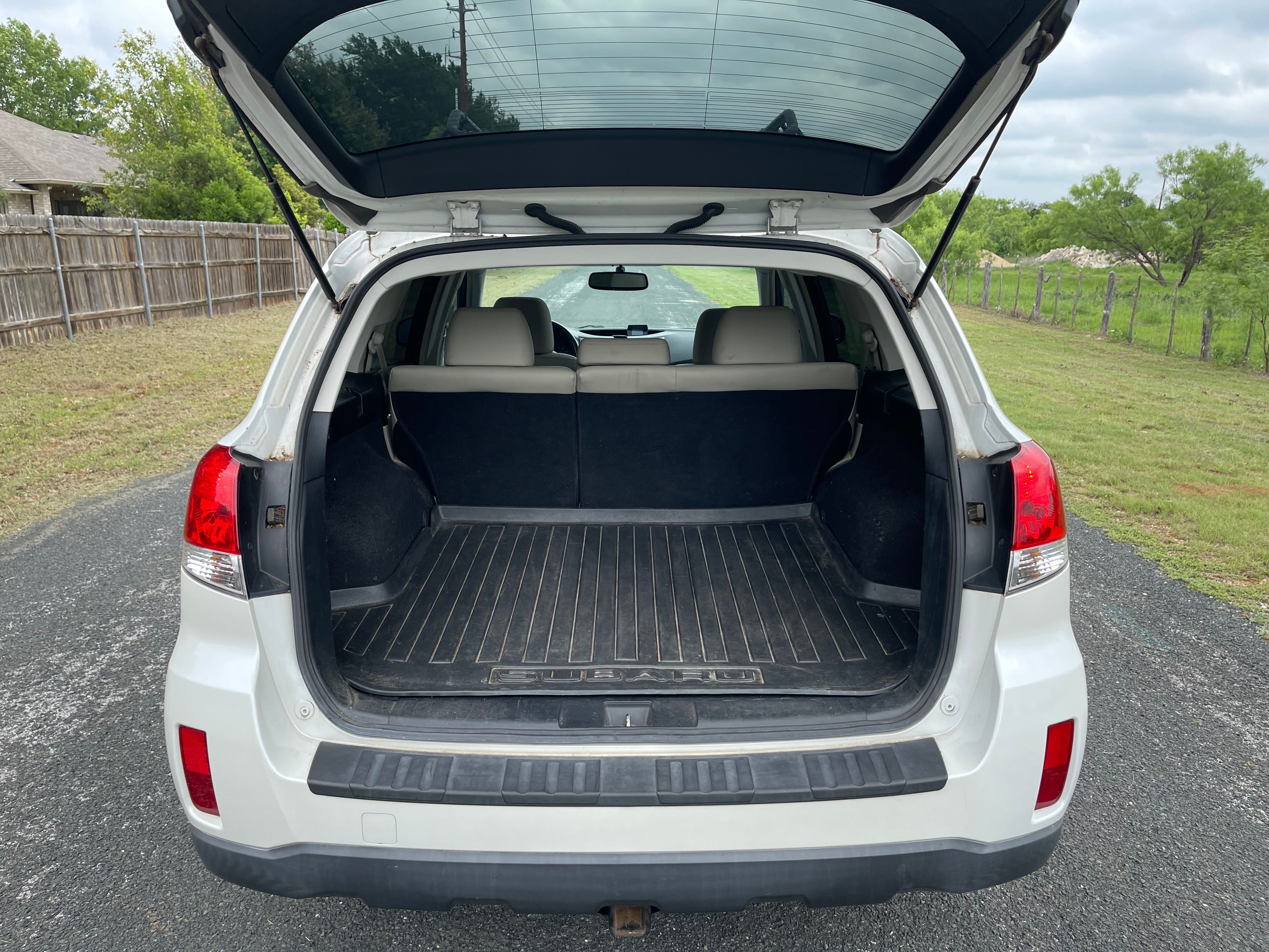 Used 2012 Subaru Outback 3.6R Limited w/ Moonroof Pkg AWD/4WD image 10