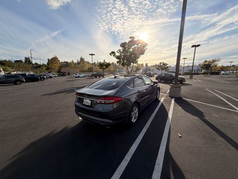 Used 2018 Ford Fusion SE image 9