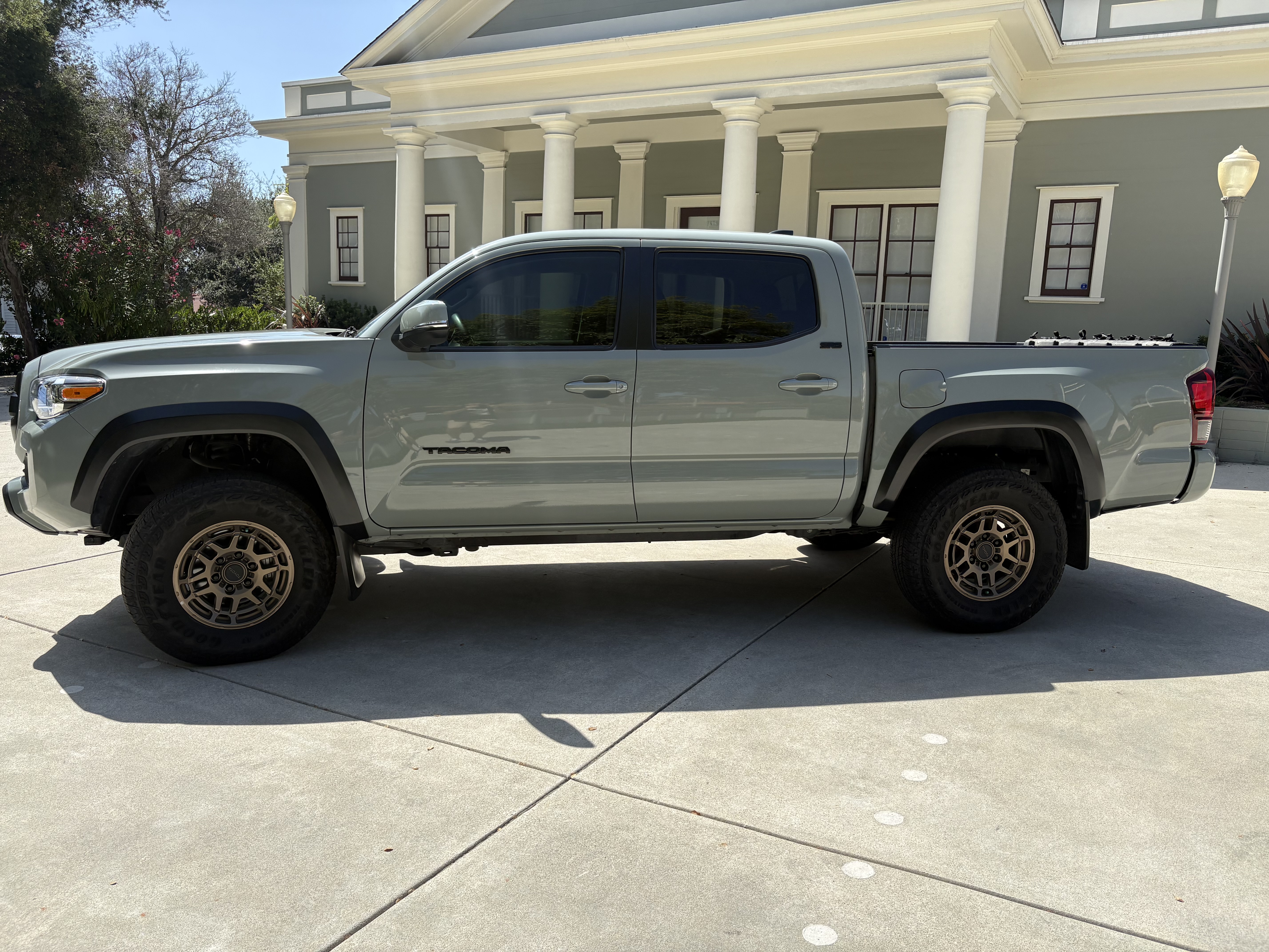 Used 2022 Toyota Tacoma SR5 w/ Trail Edition AWD/4WD image 2