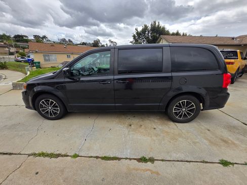 Used 2019 Dodge Grand Caravan SE image 5