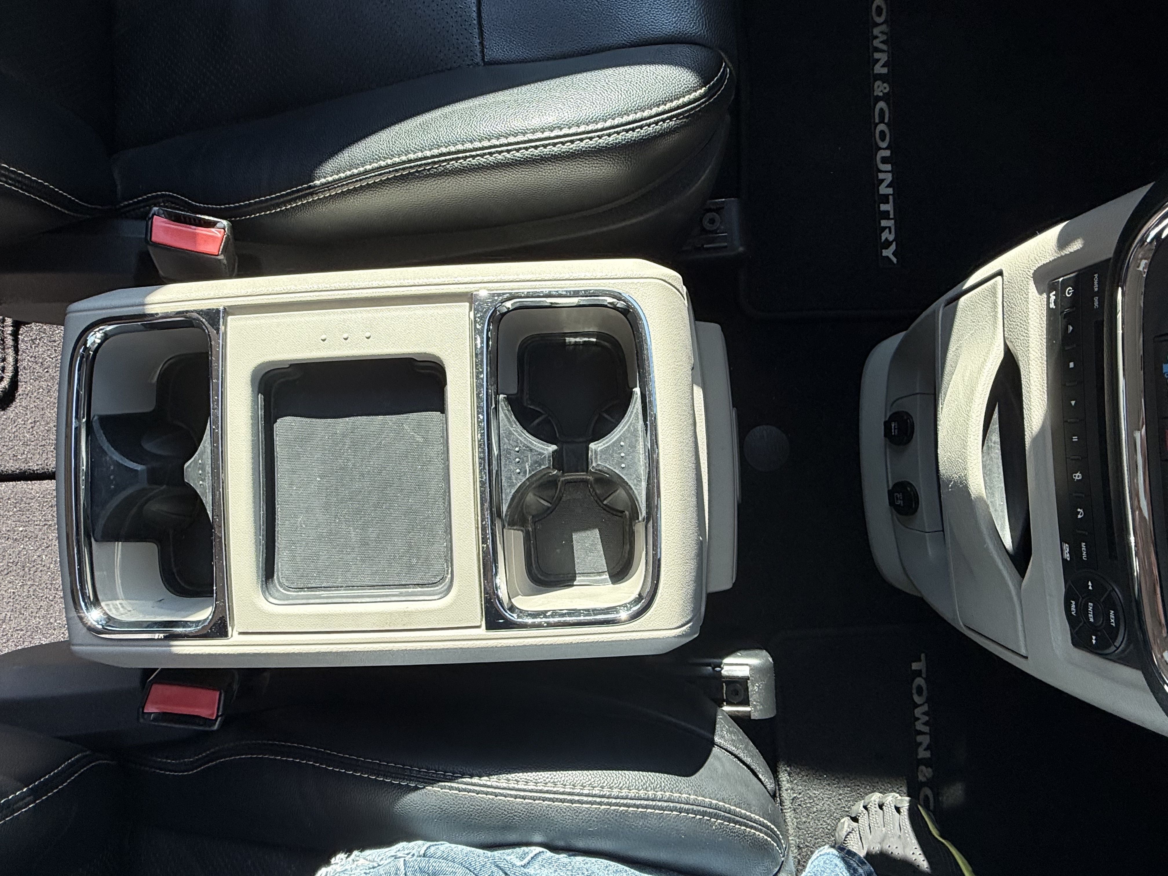 Used 2011 Chrysler Town & Country Touring-L w/ Entertainment Group #2 FWD image 18
