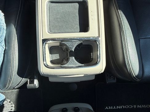 Used 2011 Chrysler Town & Country Touring-L w/ Entertainment Group #2 FWD image 18