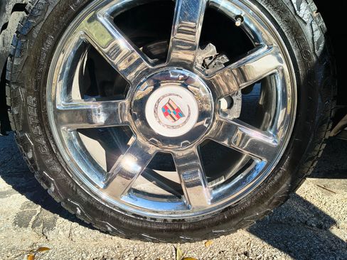 Used 2012 Cadillac Escalade Luxury image 17