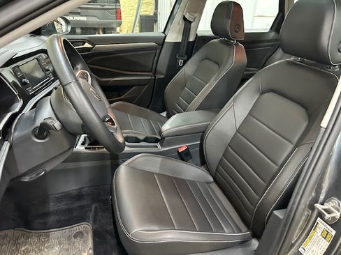 Used 2024 Volkswagen Jetta SE w/ Panoramic Sunroof Package image 6