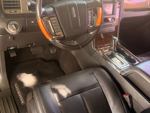 Used 2011 Lincoln Navigator 2WD image 6