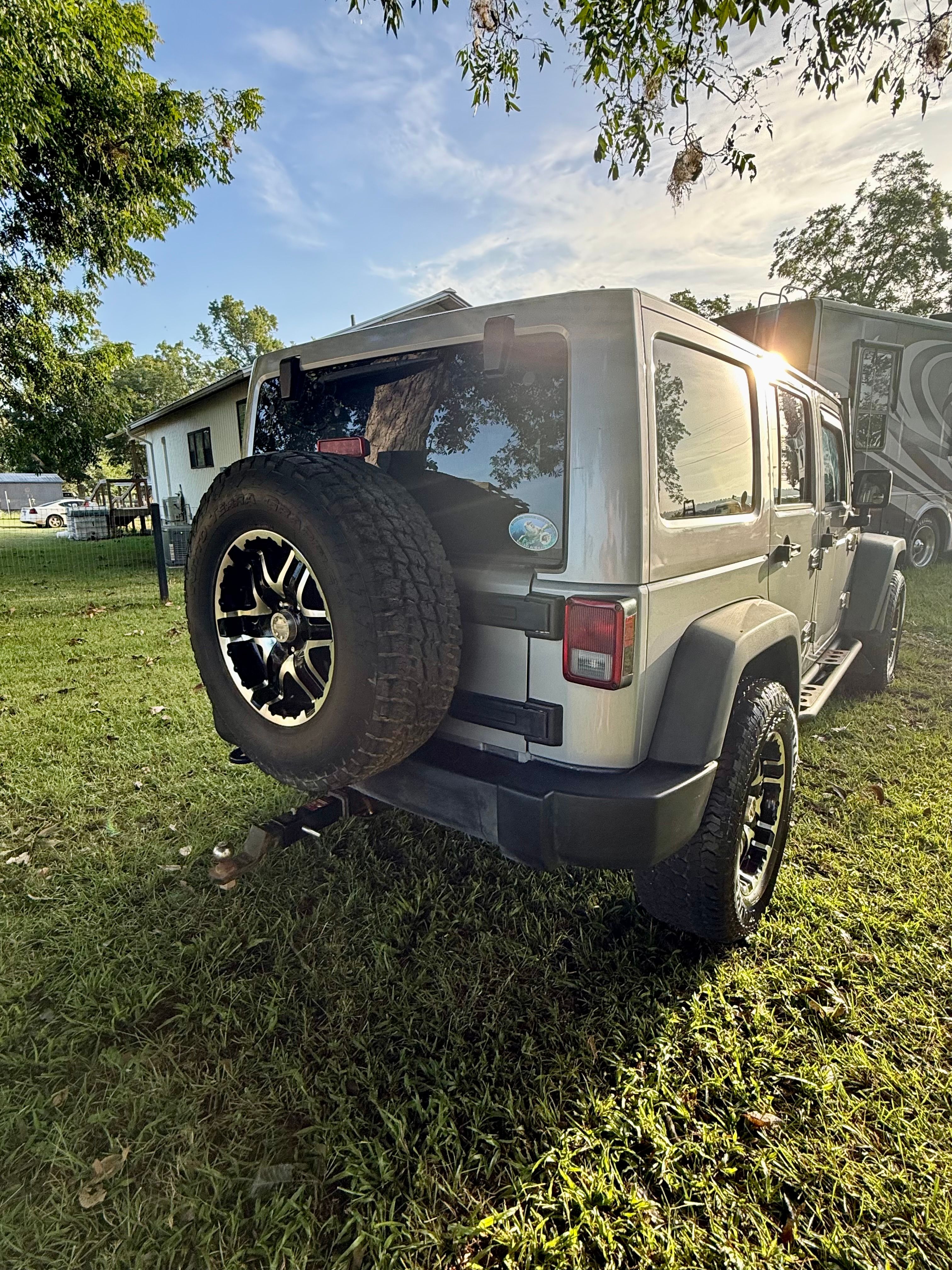 Used 2014 Jeep Wrangler Unlimited Rubicon w/ Max Tow Package AWD/4WD image 5