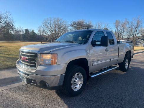 Used 2008 GMC Sierra 2500 SLT w/ Convenience Package image 2