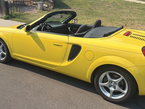 Used 2001 Toyota MR2 RWD image 4