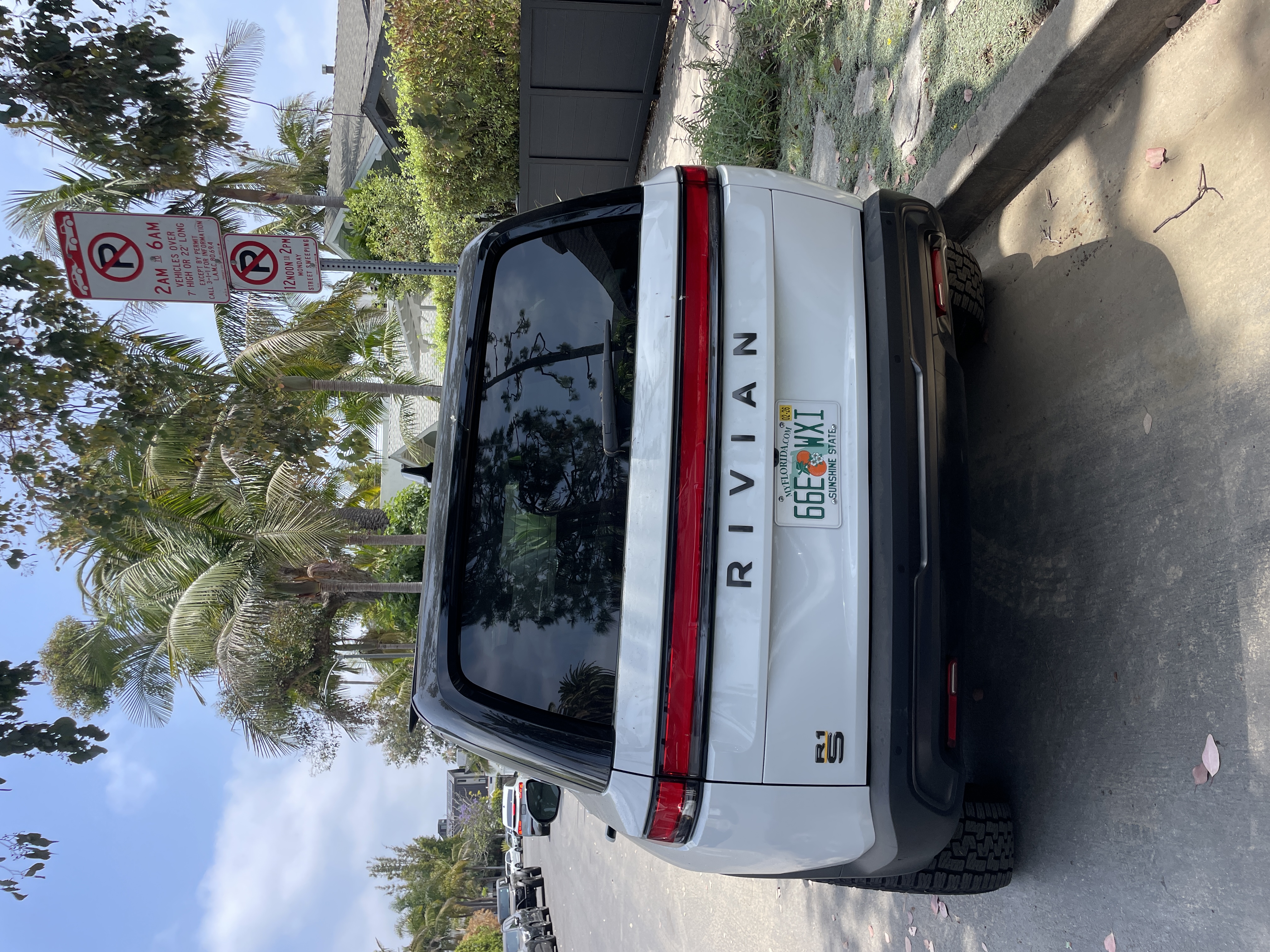 Used 2025 Rivian R1S Premium AWD/4WD image 7