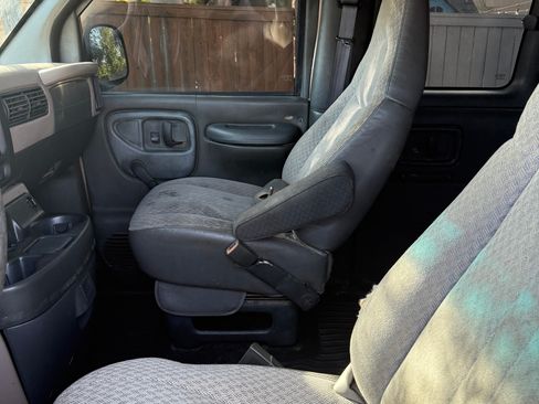 Used 2002 GMC Savana 2500 Passenger image 29