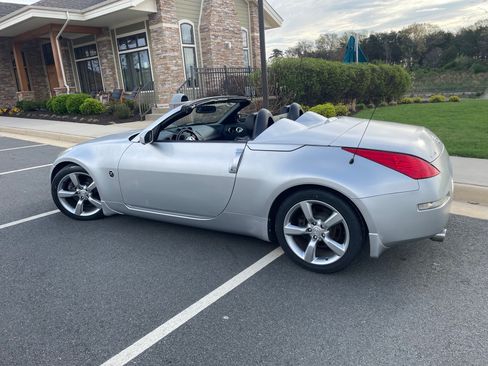 Used 2006 Nissan 350Z Enthusiast w/ (S02) Side Air Bags Pkg image 11