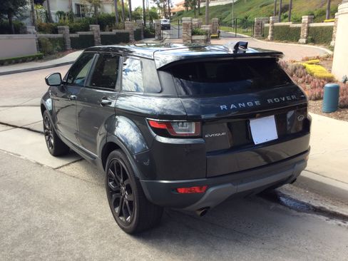 Used 2017 Land Rover Range Rover Evoque SE Premium image 9