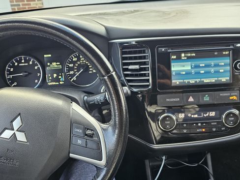 Used 2015 Mitsubishi Outlander SE image 20