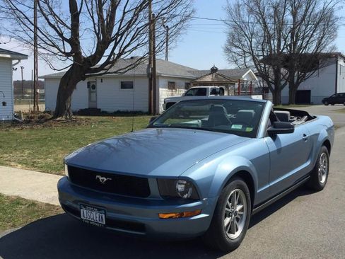 Used 2005 Ford Mustang Deluxe Convertible image 2