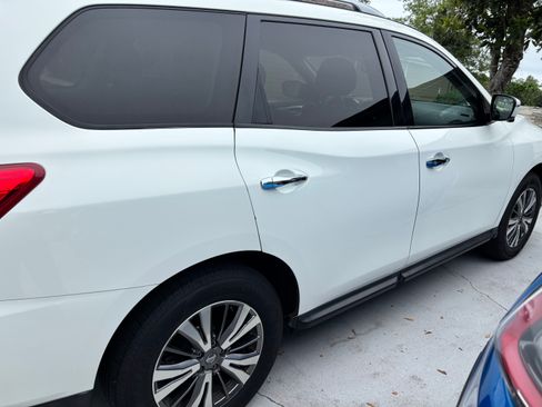 Used 2019 Nissan Pathfinder SL FWD image 4