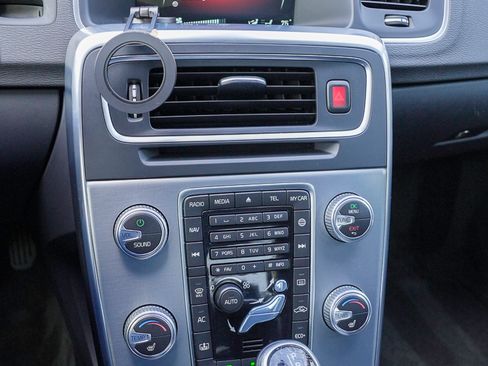 Used 2017 Volvo S60 T5 Inscription image 9