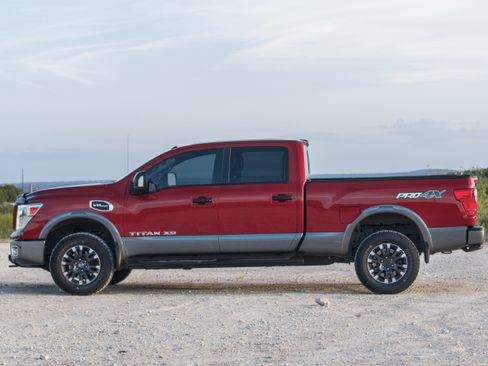 Used 2017 Nissan Titan PRO-4X AWD/4WD image 4