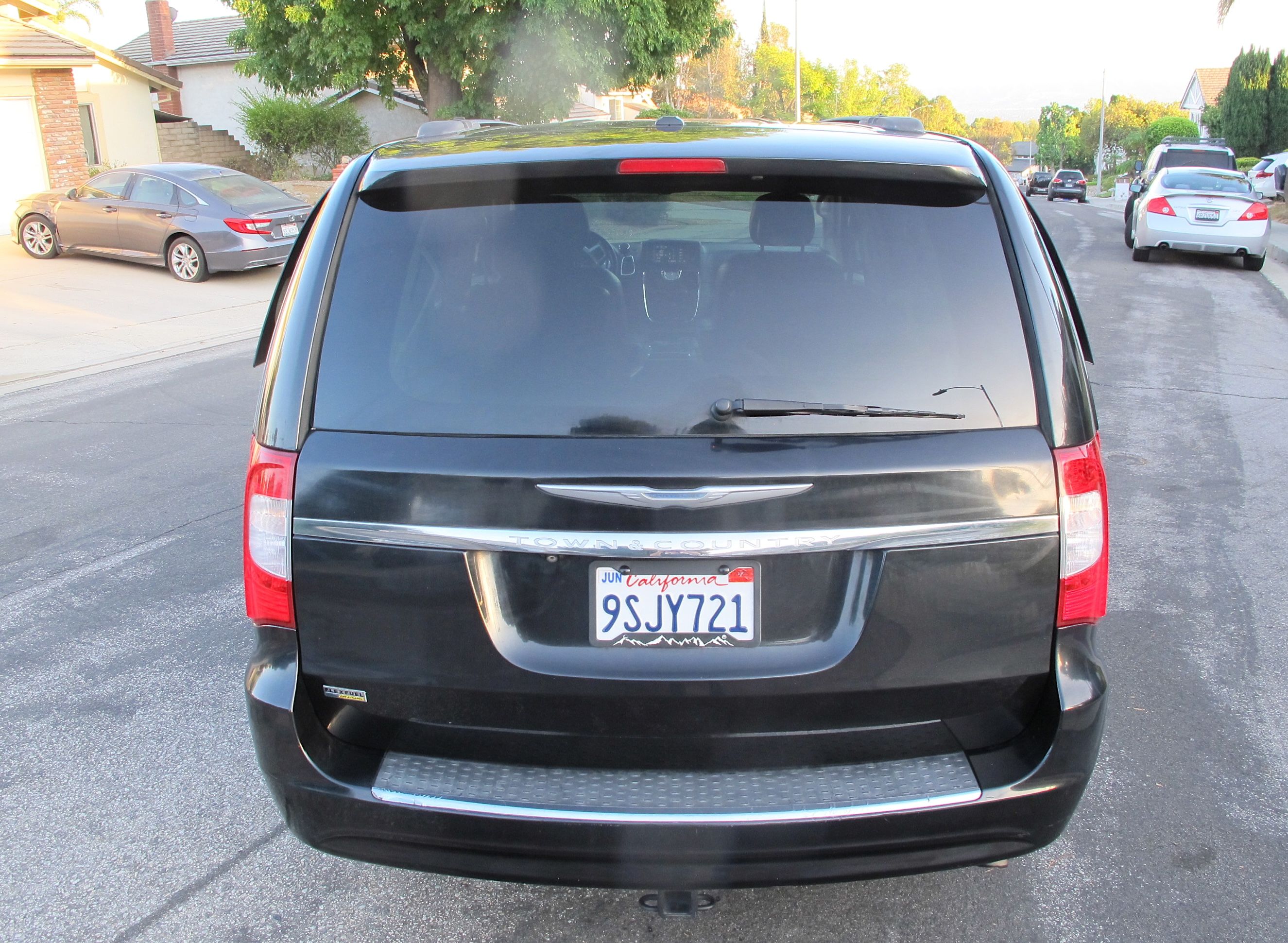 Used 2015 Chrysler Town & Country Touring FWD image 11