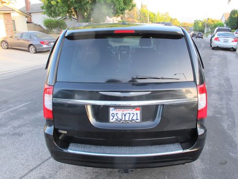 Used 2015 Chrysler Town & Country Touring image 10