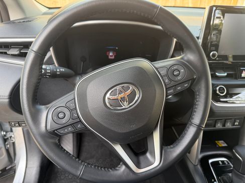 Used 2022 Toyota Corolla Cross XLE w/ Black Badges Package (TMS) image 9