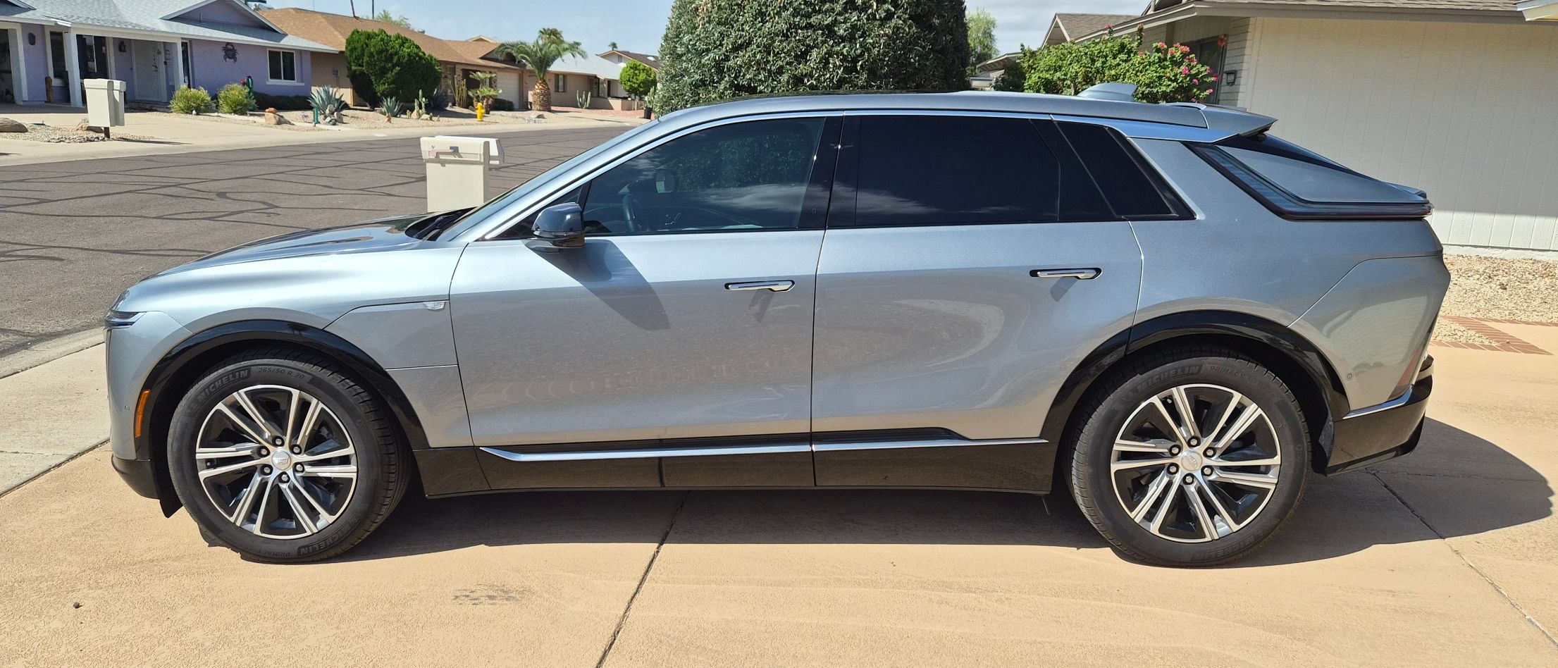 Used 2024 Cadillac Lyriq Luxury AWD/4WD image 1