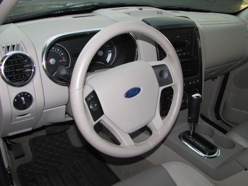 Used 2007 Ford Explorer XLT image 17