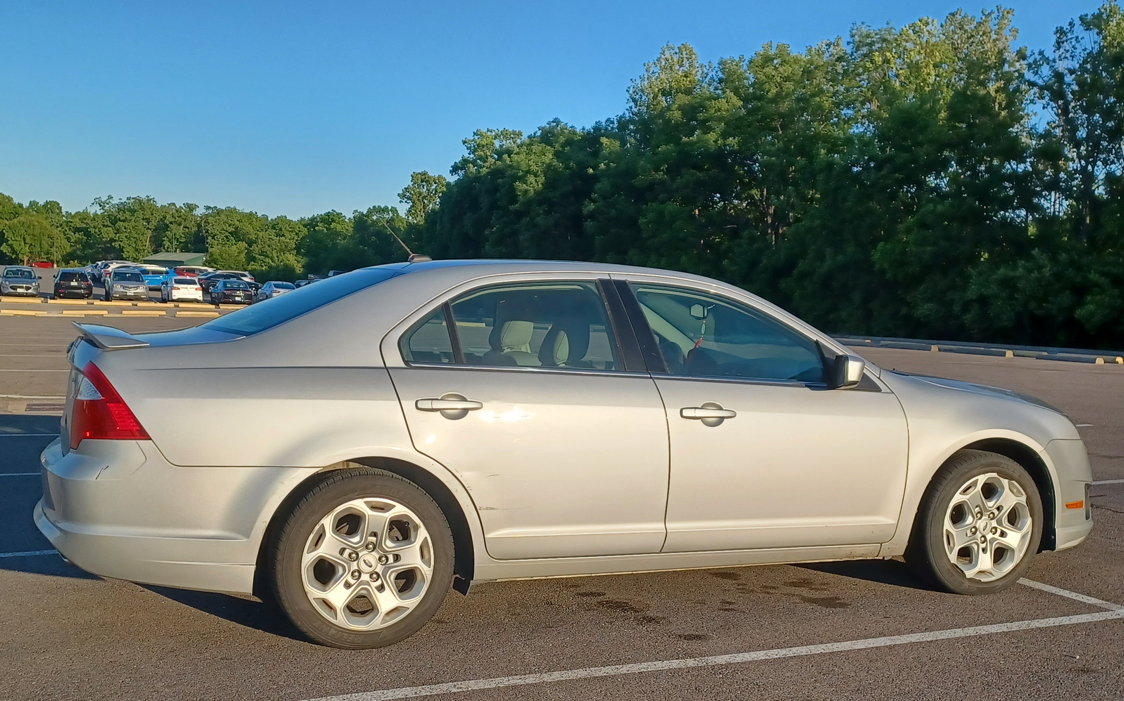 Used 2010 Ford Fusion SE FWD image 2