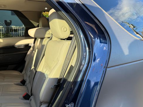 Used 2017 Land Rover Discovery SE image 9