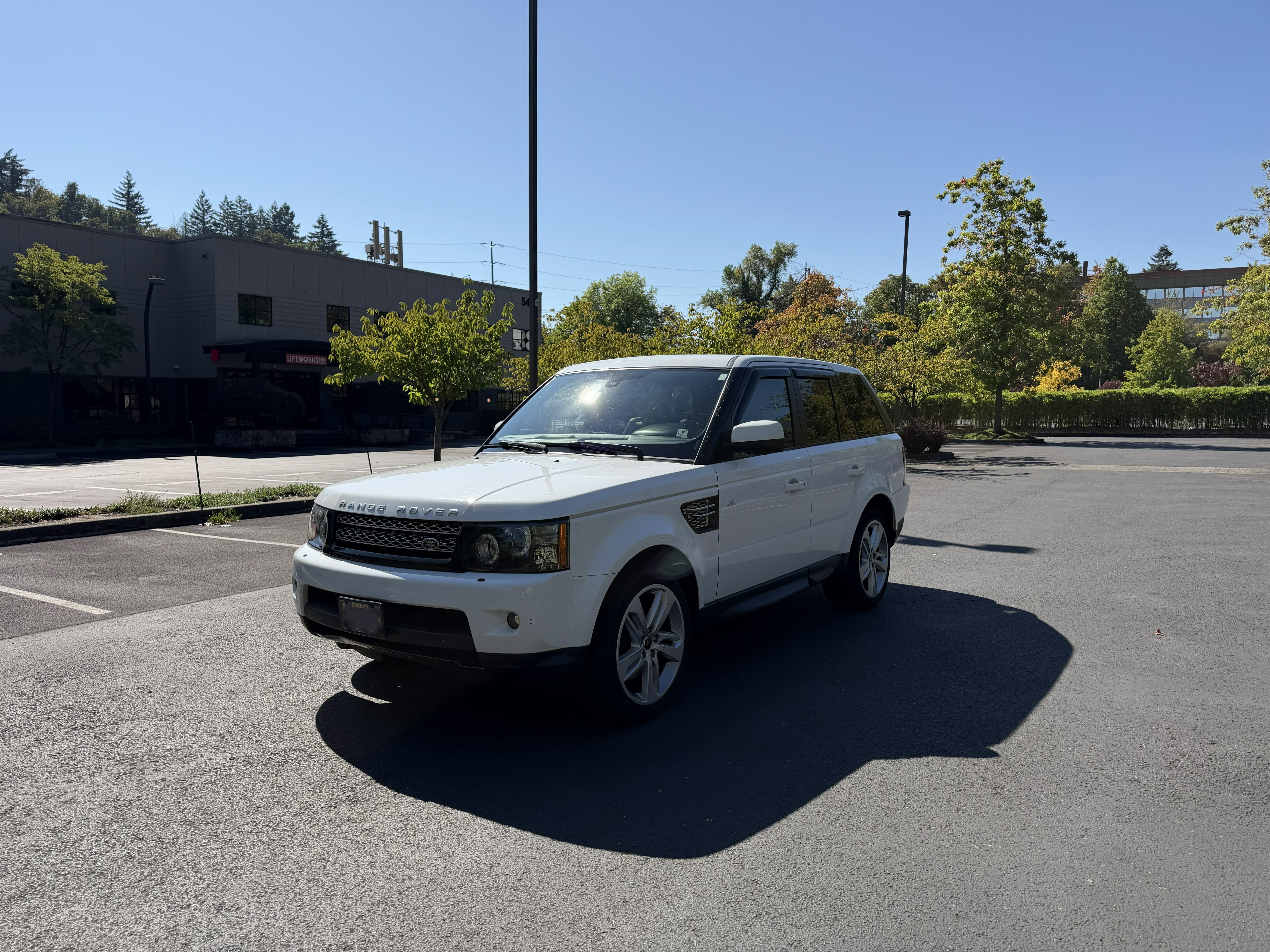 Used 2013 Land Rover Range Rover Sport HSE LUX w/ Luxury Interior Pkg AWD/4WD image 2